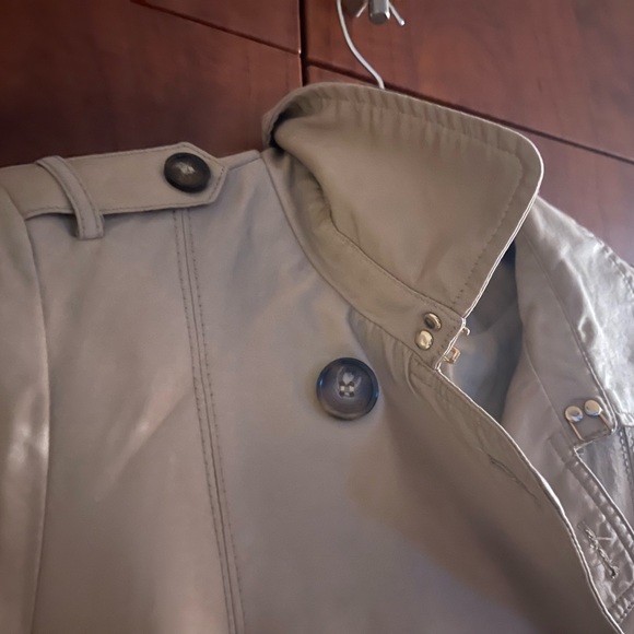 Women ORSAY Trench coat used,excellent condition khaki price $55 not negotiable - Picture 3 of 8